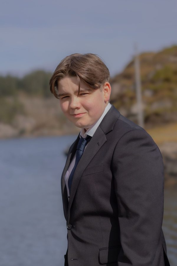 Portrett av konfirmant ved sjøen i Øygarden